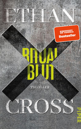 Das Buchcover zeigt eine graue, strukturiert wirkende Oberfläche. In der oberen Hälfte steht der Name „Ethan Cross“ in großen, weißen Lettern. Das zentrale Element des Covers ist der Titel „RITUALBLUT“, der in leuchtendem Gelb vor einem schwarzen X platziert ist. Darunter steht das Wort „Thriller“ in kleinerer Schrift. In der unteren Ecke befindet sich der Verlagsname „Piper“ in schmalen, weißen Buchstaben. Die Farbgestaltung vermittelt eine düstere, spannende Atmosphäre.