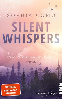 Das Buchcover zeigt einen pastellfarbenen Sonnenaufgang in Rosé-, Pfirsich- und Lavendeltönen, davor dunkle Silhouetten von Kiefern. Oben steht der Autorenname SOPHIA COMO in schmaler Großschrift, der Titel „SILENT WHISPERS“ in großer fetter Blockschrift, darunter die Handschriftzeile „Wie Stimmen im Wind“ und der Hinweis „ROMAN“. Die Atmosphäre ist sanft, melancholisch und träumerisch; drei Vögel fliegen am Himmel.