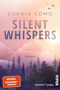 Das Buchcover zeigt einen pastellfarbenen Sonnenaufgang in Rosé-, Pfirsich- und Lavendeltönen, davor dunkle Silhouetten von Kiefern. Oben steht der Autorenname SOPHIA COMO in schmaler Großschrift, der Titel „SILENT WHISPERS“ in großer fetter Blockschrift, darunter die Handschriftzeile „Wie Stimmen im Wind“ und der Hinweis „ROMAN“. Die Atmosphäre ist sanft, melancholisch und träumerisch; drei Vögel fliegen am Himmel.