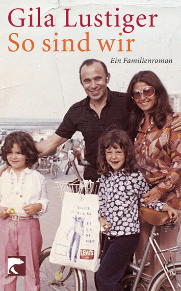 Das Buchcover zeigt eine Familienaufnahme am Strand, mit einer fröhlichen Familie auf Fahrrädern. Die Farben sind warm, hauptsächlich in sanften Erdtönen gehalten. In der oberen linken Ecke steht der Titel „So sind wir“ in kräftigem Rot, darunter der Untertitel „Ein Familienroman“ in kleinerer Schrift. Der Autorname „Gila Lustiger“ ist ebenfalls prominent platziert. Die Atmosphäre ist nostalgisch und vermittelt ein Gefühl von Zusammengehörigkeit und Unbeschwertheit.