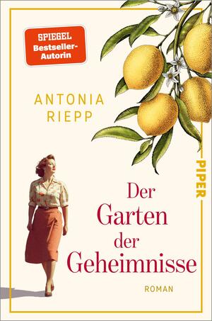Das Buchcover zeigt eine stilisierte Darstellung einer Frau in einem hellen, schlichten Kleid mit floralem Muster, die nachdenklich auf die Seite blickt. Im Hintergrund sind große, gelbe Zitronen und grüne Blätter zu sehen, die eine lebendige Atmosphäre schaffen. Der Titel „Der Garten der Geheimnisse“ ist in eleganter, roter Schrift platziert, unterbrochen von dem Wort „Roman“ in kleinerer Schriftgröße. Oben links befindet sich der Hinweis „SPIEGEL Bestseller-Autorin“ und der Verlagsname „PIPER“ ist rechts auf dem Cover in Gelb zu erkennen.