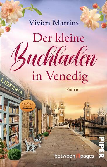 Das Buchcover zeigt eine malerische Straßenszene in Venedig mit einem kleinen Buchladen. Der Laden ist in sanften Pastellfarben gestaltet und trägt die Aufschrift „Libreria“ auf einem Schild und „Books“ auf einem weiteren. Umrahmt wird die Szene von blühenden Blumen an der oberen Coverkante. Der Titel „Der kleine Buchladen in Venedig“ steht in geschwungener, roter Schrift, während der Autor „Vivien Martins“ darüber in einer eleganten Schriftart platziert ist. Der Hintergrund zeigt einen Sonnenuntergang über einem venezianischen Kanal.
