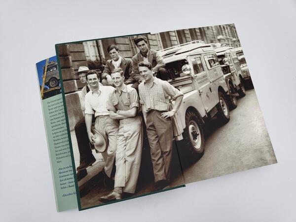 Innenansicht des Buches „First Overland. Als Erste im Land Rover 18.000 Meilen von London nach Singapur“