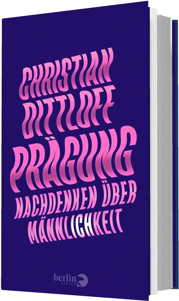 Das Buchcover zeigt einen tiefblauen Hintergrund, in der oberen Hälfte prangt der Name des Autors „Christian Dittloff“ in kräftigem Pink. Darunter steht der Titel „Prägung“ in einer dynamischen Schrift, die an eine Welle erinnert, ebenfalls in Pink. Im unteren Bereich wird der Untertitel „Nachdenken über Männlichkeit“ in einer klaren, weißen Schrift dargestellt. Die Schriftarten und Farbkombinationen erzeugen eine moderne, ansprechende Atmosphäre, die zur Thematik des Buches passt.