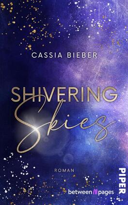 Das Buchcover zeigt einen tiefen, schimmernden Nachthimmel in Blautönen und Lila, durchzogen von goldenen Glitzerpartikeln. Darauf stehen der Titel „SHIVERING Skies“ in eleganter, geschwungener Schrift in Gold, sowie der Autorennamen „CASSIA BIEBER“ in schlichter, weißer Schrift oben auf dem Cover. Am unteren Rand steht das Wort „Roman“ in kleinerer Schrift. Das Gesamtbild vermittelt eine mystische und verträumte Atmosphäre.