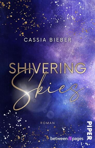 Das Buchcover zeigt einen tiefen, schimmernden Nachthimmel in Blautönen und Lila, durchzogen von goldenen Glitzerpartikeln. Darauf stehen der Titel „SHIVERING Skies“ in eleganter, geschwungener Schrift in Gold, sowie der Autorennamen „CASSIA BIEBER“ in schlichter, weißer Schrift oben auf dem Cover. Am unteren Rand steht das Wort „Roman“ in kleinerer Schrift. Das Gesamtbild vermittelt eine mystische und verträumte Atmosphäre.