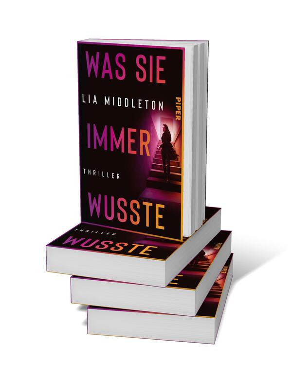 Bücherstapel des Buches „Was sie immer wusste“