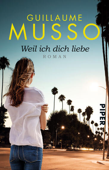 Das Buchcover zeigt eine Frau, die von hinten in einem weißen Oberteil und blauen Jeans steht, während sie auf eine Straße mit Palmen blickt. Der Himmel ist in warmen Gelbtönen und sanften Blau nuanciert, was eine beruhigende Abendstimmung vermittelt. Über ihr steht in großen, gelben Buchstaben „GUILLAUME MUSSO“. Der Titel „Weil ich dich liebe“ ist in dunklerer Schrift darüber platziert, gefolgt von dem Wort „ROMAN“. Unten rechts ist das Logo des Verlags „PIPER“ sichtbar.