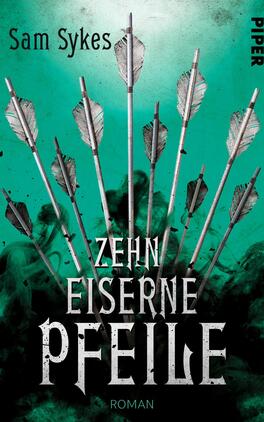 Das Buchcover zeigt einen dramatischen, mintgrünen Hintergrund, der durch eine rauchige Textur ergänzt wird. In der Mitte stehen zehn silberne Pfeile, die aus einer dunklen, nebligen Basis emporragen. Der Titel „Zehn eiserne Pfeile“ ist in großen, schwarzen, geschwungenen Buchstaben gehalten, was dem Cover eine kraftvolle Aussage verleiht. Darunter steht das Wort „Roman“ in einer schlichten Schrift. Oben links ist der Name des Autors, Sam Sykes, in einer klaren Schriftart abgedruckt.