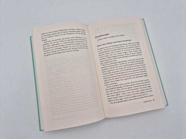 Außenansicht des Buches „Zwischen TikTok und Therapie“