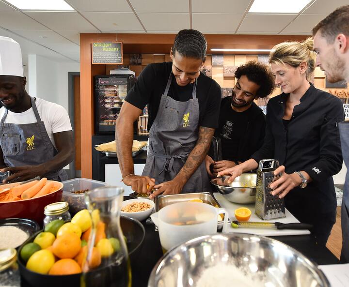 Mona Nemmer mit Spielern des LFC beim Kochen