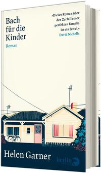 Das Buchcover zeigt im unteren Bereich eine stilisierte Vorstadtszene mit zwei kleinen Häusern, Fahrrad am Haus, Antennen und Sträuchern in gedeckten Blau-, Creme- und Rosttönen. Oben links Titel „Bach für die Kinder“ und klein „Roman“, oben rechts ein blauer Zitattext von David Nicholls. Im unteren Band steht der Autorname Helen Garner in weiß auf dunklem Blau. Atmosphärisch ruhig, leicht melancholisch.