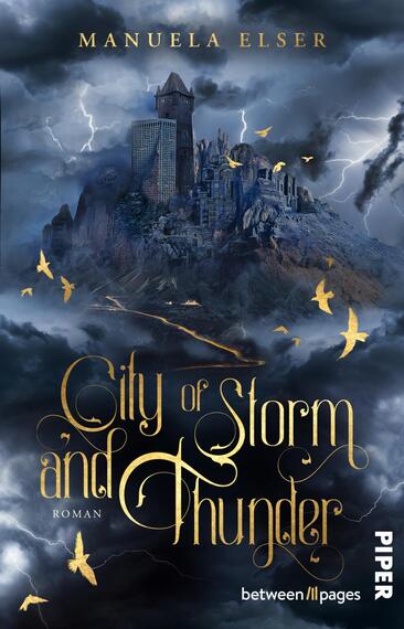 Das Buchcover zeigt eine düstere Landschaft mit einer imposanten, zerklüfteten Stadt unter einem stürmischen Himmel. Blitze zucken durch die Wolken, während goldene Vögel in den stürmischen Lüften fliegen. Der Titel „City of Storm and Thunder“ ist in eleganter, geschwungener Schrift in Gold gehalten, während der Untertitel „Roman“ darunter in schlichterer Schrift präsentiert wird. Oben steht der Name der Autorin Manuela Elser. Der Gesamteindruck des Covers vermittelt eine spannende, mystische Atmosphäre.