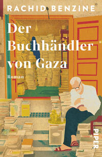 Das Buchcover zeigt einen hellen, warmtonigen Buchladen mit roten Türrahmen und unzähligen Bücherstapeln bis in den Hintergrund. Im Vordergrund sitzt ein älterer, weißhaariger Mann mit Brille in einem Sessel und liest, neben ihm Stapel und eine goldfarbene Teekanne. Große weiße Schrift nennt Titel „Der Buchhändler von Gaza“ und oben den Autorennamen „Rachid Benzine“. Atmosphäre: ruhig, behaglich, leicht nostalgisch.