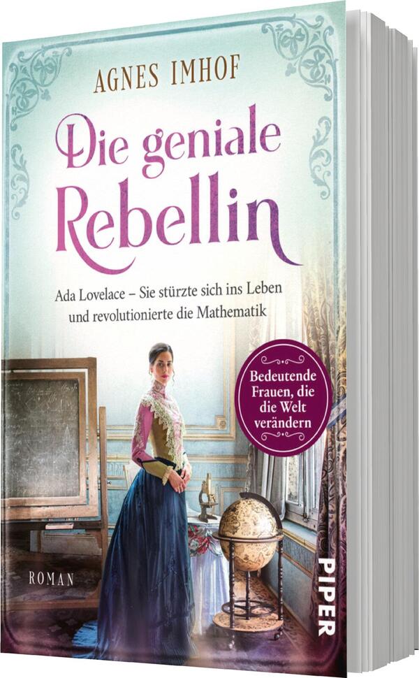 Das Buchcover zeigt eine junge Frau in historischer Kleidung, die frontal in den Betrachter blickt. Sie hat eine aufrechte Haltung und einen entschlossenen Ausdruck. Im Hintergrund sind ein Fenster und eine Tafel sichtbar. Die Farben sind pastellartig, mit dominierenden Blau- und Rosatönen. Der Titel „Die geniale Rebellin“ ist in eleganter, geschwungener Schrift in violett gehalten. Unter dem Titel findet sich der Untertitel „Ada Lovelace – Sie stürzte sich ins Leben und revolutionierte die Mathematik“. Das Verlagslogo befindet sich in der unteren Ecke. Ein runder Button kündigt an: „Bedeutende Frauen, die die Welt verändern“.