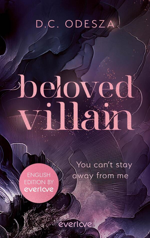 Das Buchcover zeigt eine stilisierte, dunkle Farbpalette mit lila und schwarzen Tönen, die eine mysteriöse Atmosphäre erzeugt. Im Mittelpunkt steht der Titel „beloved villain“, der in geschwungener, pinker Schriftart prominent platziert ist. Unter dem Titel befindet sich der Zusatz „You can’t stay away from me“ in kleinerer Schrift. Am unteren Rand ist der Hinweis „ENGLISH EDITION BY everlove“ in einem runden, weißen Button integriert. Der Autor D.C. Odesza ist ebenfalls aufgeführt.