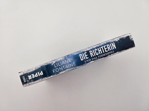 Außenansicht des Buches „Die Richterin und das Todesspiel“
