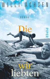 Das Buchcover zeigt eine schwarz-weiße Fotografie von zwei Jungen, die fröhlich am Wasser spielen. Einer der Jungen grinst breit, während er auf einem Felsen sitzt, der andere springt ins Wasser. Der Titel „Die wir liebten“ ist in großer, orangefarbener Schrift auf dem Cover platziert, während der Autorenname „Willi Achten“ in einer schlichten, hellgrauen Schrift darüber steht. Im unteren rechten Bereich ist das Wort „PIPER“ in einer blauen Schriftart abgebildet. Die lebendigen Farben und die dynamische Komposition vermitteln eine fröhliche, unbeschwerte Atmosphäre.