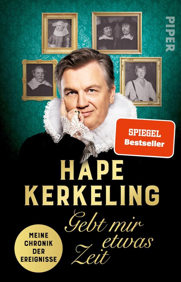 Das Buchcover zeigt den Autor Hape Kerkeling in einem historischen, weißen Kragen und einem schwarzen Outfit. Er blickt in die Kamera, umgeben von goldenen Buchstaben mit seinem Namen und dem Titel „Gebt mir etwas Zeit“. Der Hintergrund ist in einem satten Grünton gehalten und zeigt Fotografien von historischen Persönlichkeiten in goldenen Rahmen. Oben links befindet sich ein rotes Label mit dem Text „SPIEGEL Bestseller Platz 1“. Unten steht „Meine Chronik der Ereignisse“ in kleinerer Schrift.