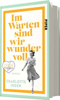 Das Buchcover zeigt einen dynamischen, fröhlichen Moment, in dem eine junge Frau in einem hellen, luftigen Kleid mit Lächeln läuft. Der Hintergrund ist in warmen Gelbtönen gehalten, umrahmt von einem weißen Rand. In der oberen Hälfte steht der Titel „Im Warten sind wir wundervoll“ in markanter, orangefarbener Schrift. Darunter ist der Text „Roman“ und der Name der Autorin „Charlotte Inden“ in schlichter, schwarzer Schrift platziert. Eine Auszeichnung in Form eines blauen Herzsymbols ist ebenfalls sichtbar.