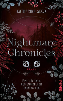 Nightmare Chronicles – Eine Jägerin, aus Dunkelheit erschaffen Das Buchcover zeigt einen dunkelroten, nebligen Waldhintergrund mit schwarzen Baum-Silhouetten; Vordergrundränder sind mit silbrig-bläulichen und roten Farn- und Beerenzweigen dekoriert. Oben steht in weißen Großbuchstaben der Autorenname „Katharina Seck“. Zentral großer Titel „Nightmare Chronicles“ in eleganter, leicht verschnörkelter Serifenschrift, darunter zwei gekreuzte Schlüssel als Emblem und das Wort „Roman“. Unten der Untertitel „Eine Jägerin, aus Dunkelheit erschaffen“.