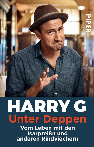 Das Buchcover zeigt eine Person mit einem leicht nachdenklichen Ausdruck, die einen Hut trägt. Die Farbgebung ist lebhaft, mit tiefblauen und warmen roten Tönen. Der Titel „HARRY G“ ist in großen, weißen Buchstaben platziert, während der Untertitel „Unter Deppen“ in orangefarbener Schrift darunter steht. Der Text „Vom Leben mit den Isarpreiß’n und anderen Rindviechern“ ist ebenfalls gut lesbar. Im Hintergrund sind unscharfe Elemente einer Innenansicht zu erkennen, was eine gesellige Atmosphäre vermittelt.
