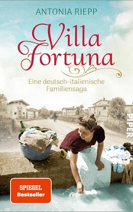 Das Buchcover zeigt eine historische Szene mit einem Blick auf eine italienische Landschaft. Im Vordergrund steht eine Frau mit dunklem Haar in einem roten Oberteil, die Wäsche im Wasser wäscht. Im Hintergrund sind sanfte Hügel und kleine Häuser zu sehen, die eine ländliche Umgebung vermitteln. Der Titel „Villa Fortuna“ ist in geschwungener, roter Schrift platziert, während der Untertitel „Eine deutsch-italienische Familiensaga“ in schlichterer Schrift erscheint. Am unteren Rand befindet sich ein roter Button mit dem Text „SPIEGEL Bestseller“.