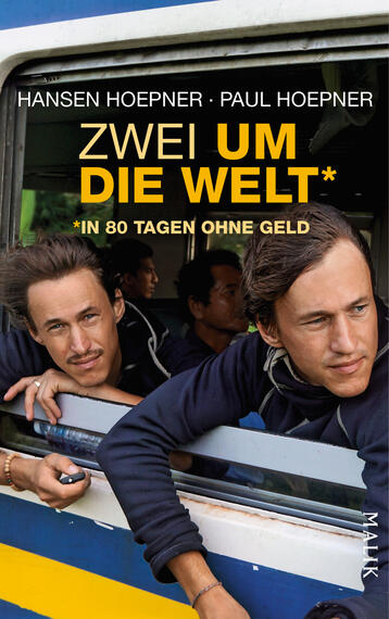 Das Buchcover zeigt zwei junge Männer, die aus einem Zugfenster blicken. Die Szene ist lebhaft und vermittelt Abenteuerlust. Der Hintergrund ist unklar, aber es sind mehrere Personen zu erkennen, die im Zug sitzen. Der Titel „ZWEI UM DIE WELT*“ ist prominent in großen, gelben Buchstaben oben platziert. Darunter steht der Untertitel „*IN 80 TAGEN OHNE GELD“ in kleinerer Schrift. Die Farbgebung ist dynamisch, mit einem Kontrast zwischen dem Gelb des Titels und den dunkleren Tönen der Umgebung. Die Autoren, Hansen Hoepner und Paul Hoepner, sind ebenfalls in einer gut lesbaren Schriftart aufgeführt.