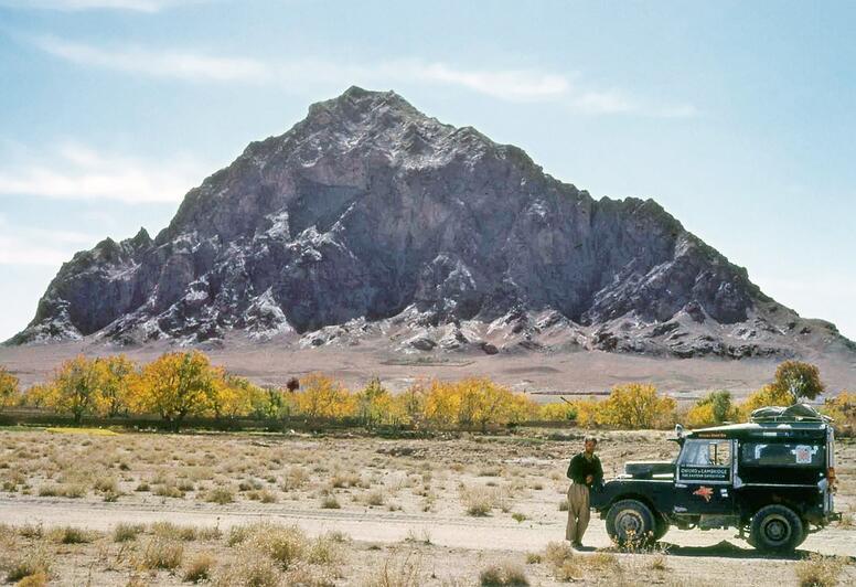 Land Rover vor einem Berg in der Wüste