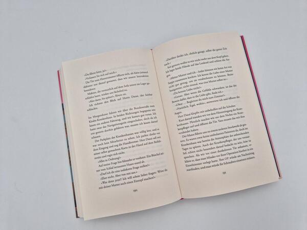 Außenansicht des Buches „Blätterrascheln in der Freitagsbuchhandlung“