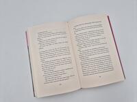 Außenansicht des Buches „Blätterrascheln in der Freitagsbuchhandlung“