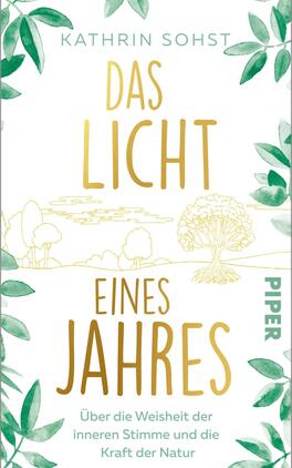 Das Buchcover zeigt eine elegante, helle Gestaltung mit einem Hintergrund, der mit sanften, grünen Blättern umrahmt ist. Der Titel „DAS LICHT EINES JAHRES“ steht in goldenen, geschwungenen Buchstaben in der Mitte, während der Untertitel „Über die Weisheit der inneren Stimme und die Kraft der Natur“ in einer kleineren, blauen Schrift darunter platziert ist. Der Name der Autorin „KATHRIN SOHST“ ist am oberen Rand in schlichter Schrift angeordnet. Die insgesamt harmonische Farbpalette vermittelt eine ruhige und inspirierende Atmosphäre.