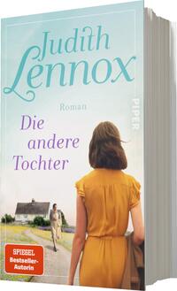 Das Buchcover zeigt eine sanfte, hellblaue Farbgestaltung mit einem leichten Himmel im Hintergrund. Im Vordergrund steht eine Frau mit langen, braunen Haaren, die einem Weg entlang geht, während sie sich zur Seite blickt. Sie trägt ein leuchtend oranges Kleid. Im Hintergrund sind eine ländliche Szenerie und ein einfaches Haus sichtbar. Der Titel „Die andere Tochter“ ist in lila Schrift gesetzt, darunter steht der Schriftzug „Judith Lennox“. Das Wort „Roman“ ist in kleinerer Schrift gehalten.