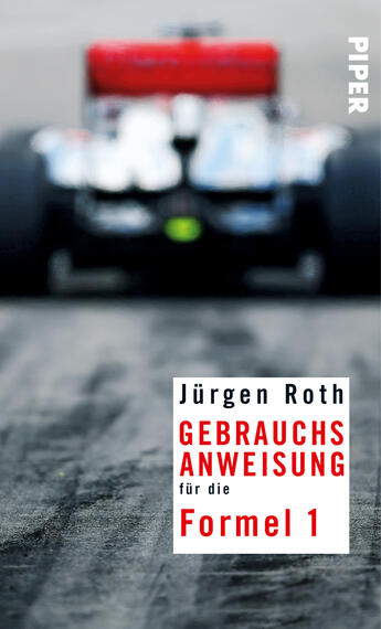 Das Buchcover zeigt einen unscharfen Formel-1-Rennwagen auf einem pittoresken Asphalt. Der Hintergrund ist verschwommen, wodurch der Fokus auf die zentrale Textgestaltung gelegt wird. In der Mitte befindet sich ein weißes Rechteck mit dem Titel „GEBRAUCHSANWEISUNG für die Formel 1“, in kräftiger roter Schrift, und dem Autorennamen „Jürgen Roth“ in schwarzer Schrift darüber. Darüber verabschiedet sich das Logo des Verlags „PIPER“ in schlichten Buchstaben. Die Atmosphäre vermittelt Dynamik und Faszination für den Motorsport.