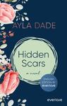 Das Buchcover zeigt einen tiefblauen Hintergrund, auf dem sich florale Elemente in sanften Rosa- und Weißtönen befinden. In der Mitte ist ein hellgrüner Kreis platziert, der den Titel „Hidden Scars“ in großen, dunkelblauen Buchstaben und den Zusatz „Novel“ in kleinerer Schrift darunter trägt. Oben steht der Name der Autorin „Ayla Dade“ in einer eleganten, leicht verschnörkelten Schriftart. Die Atmosphäre ist romantisch und einladend, was auf den Inhalt des Buches hindeutet.