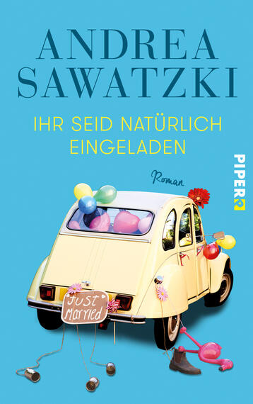 Das Buchcover zeigt einen hellblauen Hintergrund mit einem weißen, klassisch-stylisierten Auto, das mit bunten Ballons und Dekorationen geschmückt ist. Am Wagen hängt ein Schild mit der Aufschrift „Just Married“. Der Titel „IHR SEID NATÜRLICH EINGELADEN“ ist in gelber, verspielter Schrift platziert, während der Autorname „ANDREA SAWATZKI“ darüber in größerem, dunklem Text steht. Die gesamte Gestaltung vermittelt eine fröhliche, festliche Atmosphäre.