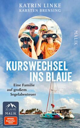Das Buchcover zeigt eine fröhliche Familie, die mit Ferngläsern in die Ferne blickt, hinter einem runden Fenster platziert. Die Farben sind lebhaft, mit einem dominanten Blau, das den Himmel und das Wasser darstellt, und warmen Tönen in den Kleidern der Personen. Der Titel „KURSWECHSEL INS BLAUE“ ist in großen, weißen Buchstaben am unteren Rand abgebildet. Untertitel und Autorenangaben sind in klarer Typografie gestaltet. Ein Hinweis auf „30 Jahre MALIK“ ist ebenfalls vorhanden.