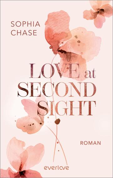Das Buchcover zeigt sanfte Aquarelltöne in Rosa und Apricot, die an Blumen erinnern. In der oberen linken Ecke steht der Name der Autorin „SOPHIA CHASE“ in eleganter, schwarzer Schrift. Der Titel „LOVE at SECOND SIGHT“ ist zentral platziert, in einer großen, eleganten Schrift mit einem schimmernden Effekt, während „ROMAN“ kleiner darunter steht. Die Gestaltung vermittelt eine romantische und verträumte Atmosphäre.