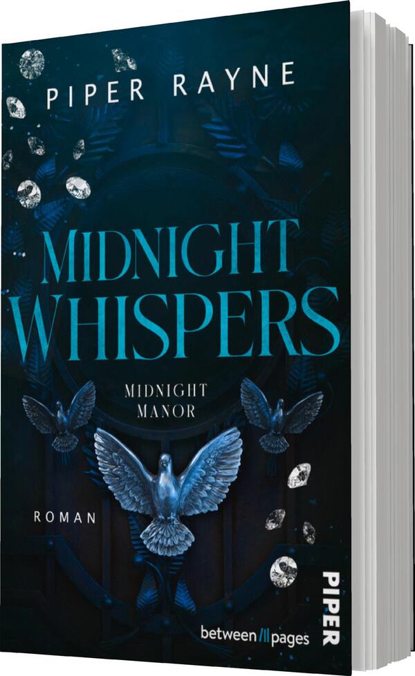Das Buchcover zeigt einen dunklen Hintergrund mit leuchtenden blauen und silbernen Akzenten. Im Mittelpunkt steht der Titel „MIDNIGHT WHISPERS“, in großen, eleganten Buchstaben, ergänzt durch die Unterzeile „MIDNIGHT MANOR“ und das Wort „Roman“ in kleineren Buchstaben. Links und rechts des Titels sind stilisierte, silberne Flügel und dekorative Elemente wie Glanzsteine zu sehen, die eine mysteriöse Atmosphäre schaffen. Oben befindet sich der Name der Autorin „Piper Rayne“ in silberner Schrift.