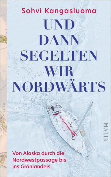 Das Buchcover zeigt eine Luftaufnahme eines verschneiten Segelboots in Eisfeldern, dominierende Farben Weiß- und Blautöne mit roten Akzenten. Oben steht der Autorenname „Sohvi Kangasluoma“ in roter Schrift, mittig groß der Titel „UND DANN SEGELTEN WIR NORDWÄRTS“ in dunkelblauen Versalien, unten in roter Schrift der Untertitel „Von Alaska durch die Nordwestpassage bis ins Grönlandeis“. Typografie klar und sachlich, atmosphärisch kalt und ruhig.