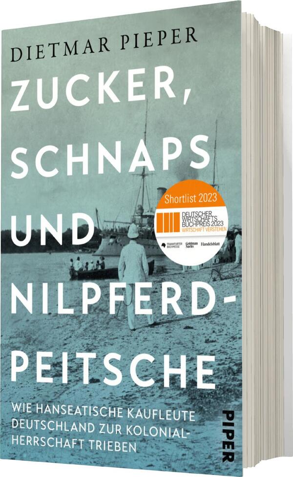 Das Buchcover zeigt einen historischen Küstenblick in blassen Grautönen, der eine maritime Atmosphäre vermittelt. Im Vordergrund sind stilisierte Figuren zu erkennen, die an einem Strand stehen. Der Titel „Zucker, Schnaps und Nilpferdpeitsche“ ist in klarer, weißer Schrift prominent platziert. Darunter steht in kleinerer Schrift „Wie hanseatische Kaufleute Deutschland zur Kolonialherrschaft trieben“. Oben findet sich der Name des Autors, Dietmar Pieper. Ein orangefarbener Aufkleber weist auf die „Shortlist 2023“ des Deutschen Wissenschaftspreises hin.