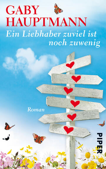 Das Buchcover zeigt einen hellen, blauen Himmel mit einigen sanften Wolken. Im Vordergrund steht ein Richtungsschild aus Holz, das mit verschiedenen Pfeilen versehen ist, die mit roten Herzen dekoriert sind. Die Schrift ist in einer freundlichen, serifenlosen Typografie gehalten. Der Titel „Ein Liebhaber zu viel ist noch zu wenig“ steht in roter Schrift, während der Autor „Gaby Hauptmann“ oben in größerer Schrift angeordnet ist. Bunte Blumen und Schmetterlinge rahmen das Cover ein und verleihen ihm eine fröhliche, einladende Atmosphäre.