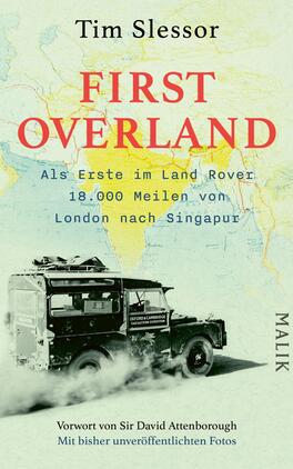 Das Buchcover zeigt einen historischen Land Rover auf einer leichten, landkartengrauen Hintergrundgrafik, die die Reise von London nach Singapur vermittelt. Der Titel „FIRST OVERLAND“ ist in kräftigem Rot oben platziert, gefolgt vom Autorennamen Tim Slessor in schlichter, schwarzer Schrift. Unter dem Titel steht eine erklärende Zeile in Schwarz: „Als Erste im Land Rover 18.000 Meilen von London nach Singapur“. Unten rechts ist das Verlagslogo „MALIK“ in kleiner Schrift abgebildet.