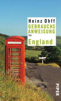 Das Buchcover zeigt eine rote Telefonzelle, die prominent im Vordergrund steht, umgeben von einer grünen Wiesenlandschaft und sanften Hügeln. Im Hintergrund führt eine kurvenreiche Straße, die in die Ferne verschwindet. Der Titel „GEBRAUCHSANWEISUNG für England“ ist in klarer, moderner Typografie dargestellt, wobei „Heinz Ohff“ oben in schwarzer Schrift und der Rest in grüner Schriftfarbe erscheint. Das Design vermittelt eine entspannte, einladende Atmosphäre.