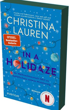 Das Buchcover zeigt einen hellblauen Hintergrund, auf dem zahlreiche weiße Schneeflocken und bunte Weihnachtslichter verteilt sind. In der oberen Hälfte steht der Name der Autorin „CHRISTINA LAUREN“ in großen, weißen Buchstaben. Darunter befindet sich ein rotes Etikett mit dem Text „SPIEGEL-Bestseller-Autorin“. Der Titel „IN A HOLIDAZE“ ist zentral platziert, in großen, schwarzen Buchstaben, wobei das Wort „HOLIDAZE“ hervorgehoben ist. Am unteren Rand steht der Untertitel „Ihr Weihnachtswunsch führt zu Gefühlschaos unterm Mistelzweig“ in kleinerer Schrift, gefolgt von dem Wort „ROMAN“.