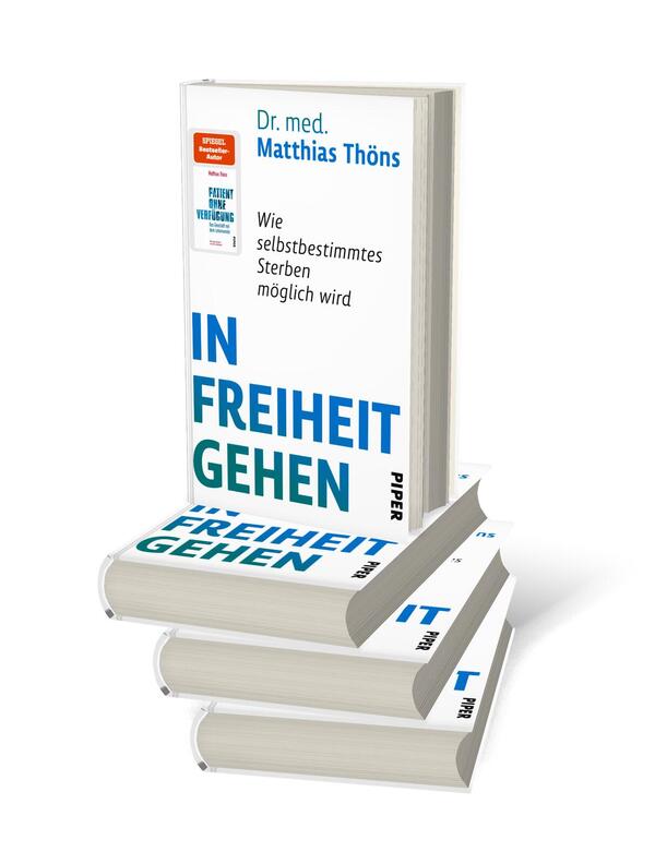 Bücherstapel des Buches „In Freiheit gehen“