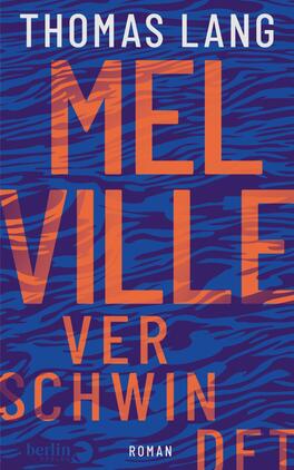 Das Buchcover zeigt einen tiefblauen Hintergrund mit einem dynamischen Muster in intensiven Orangetönen, das an Wellen oder Tiermuster erinnert. In der Mitte des Covers steht der Titel „MELVILLE“ in großen, kräftigen Buchstaben, wobei „VER“ und „SCHWINDET“ in einer kleineren Schrift darunter platziert sind. Der Name des Autors, Thomas Lang, ist in einer schlichten Schriftart deutlich zu erkennen. Der gesamte Gesamteindruck vermittelt eine moderne und spannende Atmosphäre.