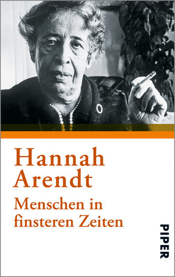Das Buchcover zeigt ein Portrait von Hannah Arendt, die mit nachdenklichem Blick und einer Zigarette in der Hand zu sehen ist. Die Farbgestaltung ist überwiegend in schwarz-weiß gehalten, mit einer orangefarbenen, horizontalen Leiste im oberen Bereich. Der Titel „Hannah Arendt“ steht in großer, orangefarbener Schrift, während der Untertitel „Menschen in finsteren Zeiten“ in kleinerer Schrift darunter angeordnet ist. Das Verlagslogo „PIPER“ befindet sich in der unteren rechten Ecke in blauer Schrift.
