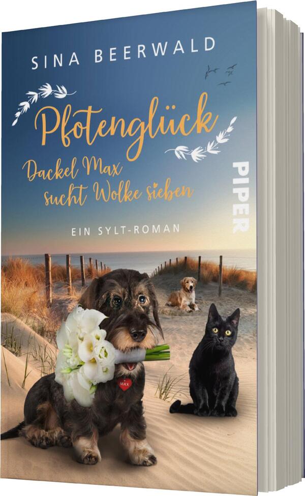 Das Buchcover zeigt einen Dackel namens Max, der mit einer Blumenbanderole um den Hals in den Vordergrund gerückt ist. Im Hintergrund sind zwei weitere Hunde und eine schwarze Katze zu sehen. Der Himmel ist in sanften Blau- und Orangetönen gehalten, was eine warme Atmosphäre schafft. Der Titel „Pfotenglück“ ist in eleganter, geschwungener Schrift in Goldton gestaltet, begleitet von den Worten „Dackel Max sucht Wolke sieben“ und „Ein Sylt-Roman“ in klarer, weißer Schrift. Der Verlagsname „PIPER“ ist in senffarbenem Blockbuchstaben am rechten Rand platziert.