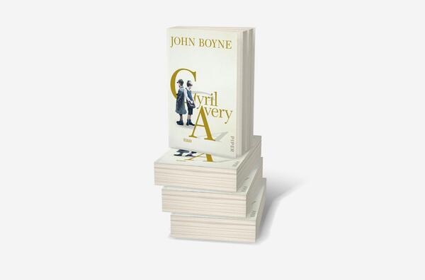 Bücherstapel des Buches „Cyril Avery“